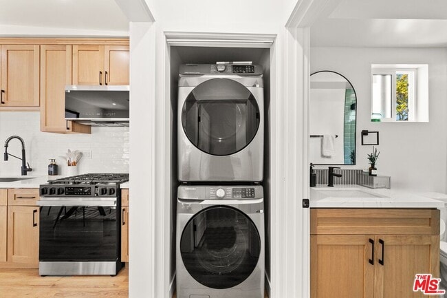 Building Photo - 3873 Roxton Ave