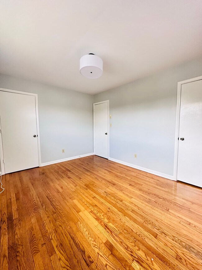 Building Photo - 813 Montrose Ave