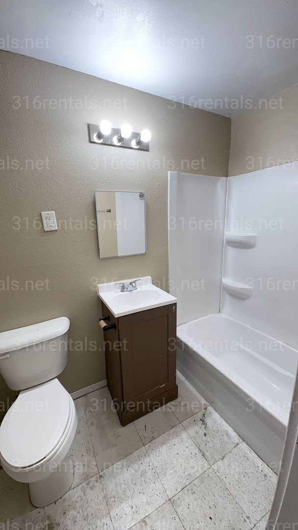 Building Photo - $1,250 - 4 bed 2 bath - Single Family Home...