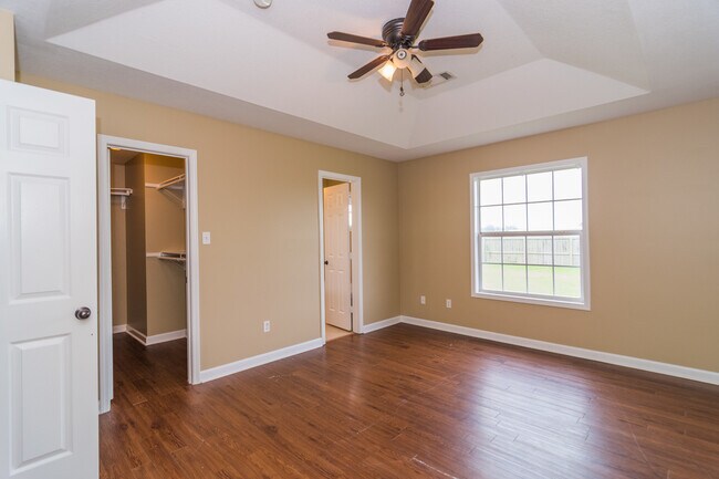 Building Photo - 3 Bedroom, 2 Bath Home in Valley View with Privacy Fenced in Backyard! June move in!!