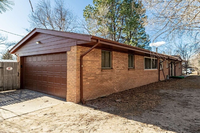 Building Photo - Great 3 Bed 3 Bath Hilltop Home for rent.