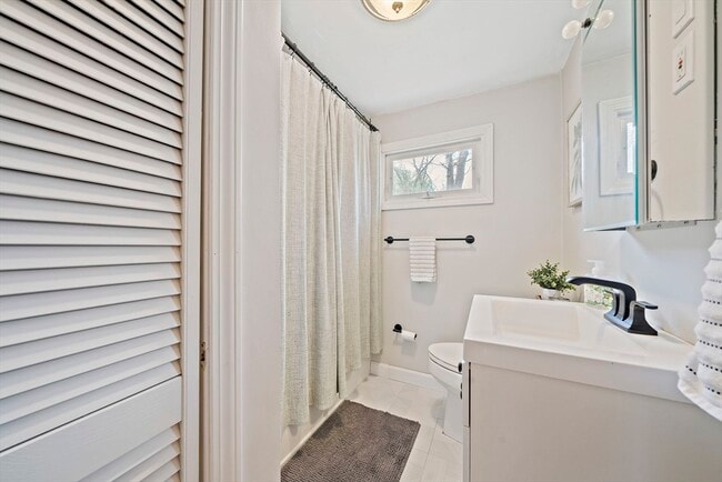 Building Photo - 95 Oriole Rd