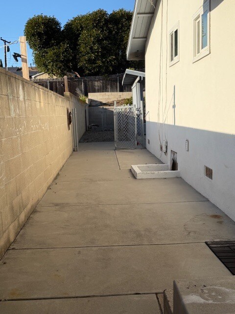 Building Photo - 6322 Clyde Ave