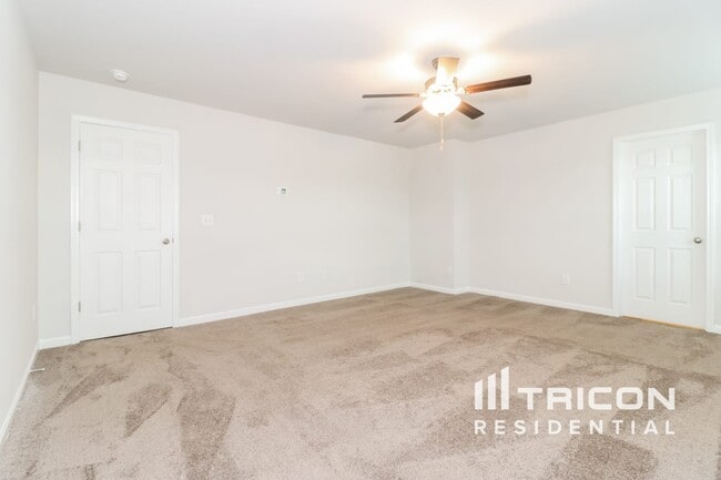 Building Photo - 2848 McKenzie Dr