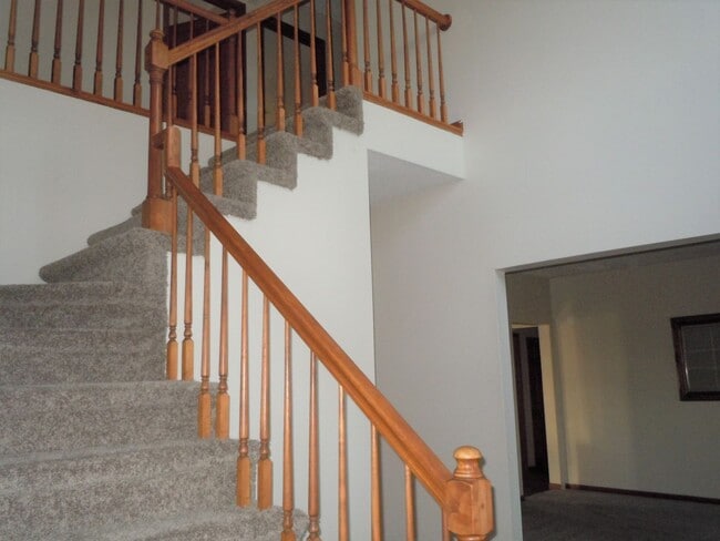 Building Photo - 3-4 Bedroom Executive Home on 5 Acres has 4 Baths and a 3 Car Garage!!