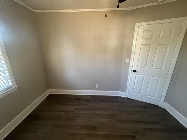 Building Photo - 803 Center St