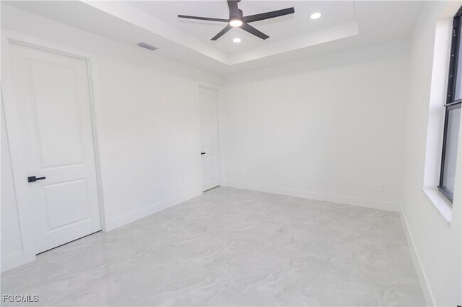 Building Photo - 847 Duplex St E