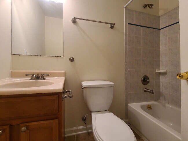 Building Photo - 3 BR, 3.5 BA Townhouse Near Quantico