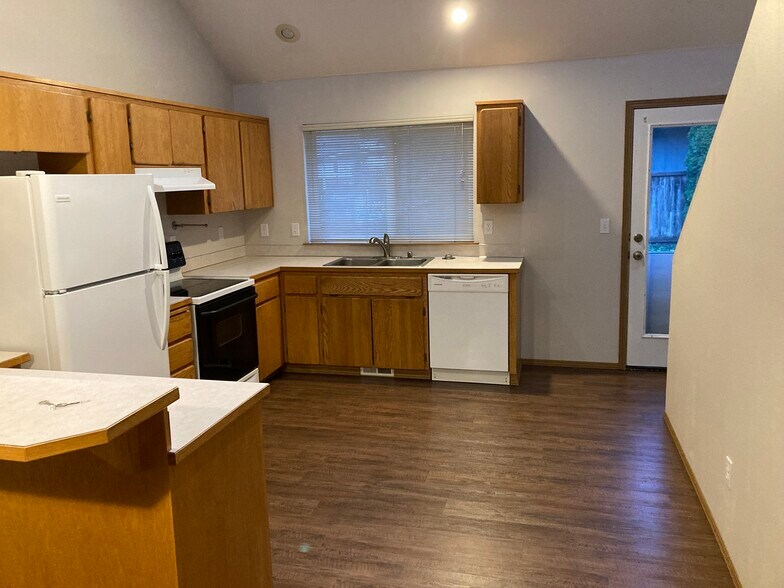 Kitchen - 717 Shannon St