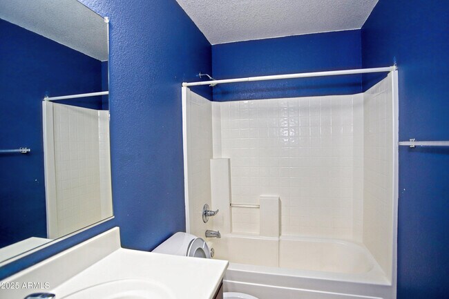 Building Photo - 8833 S 13th Pl