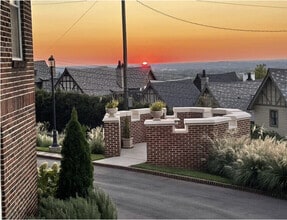Building Photo - Warwick Manor
