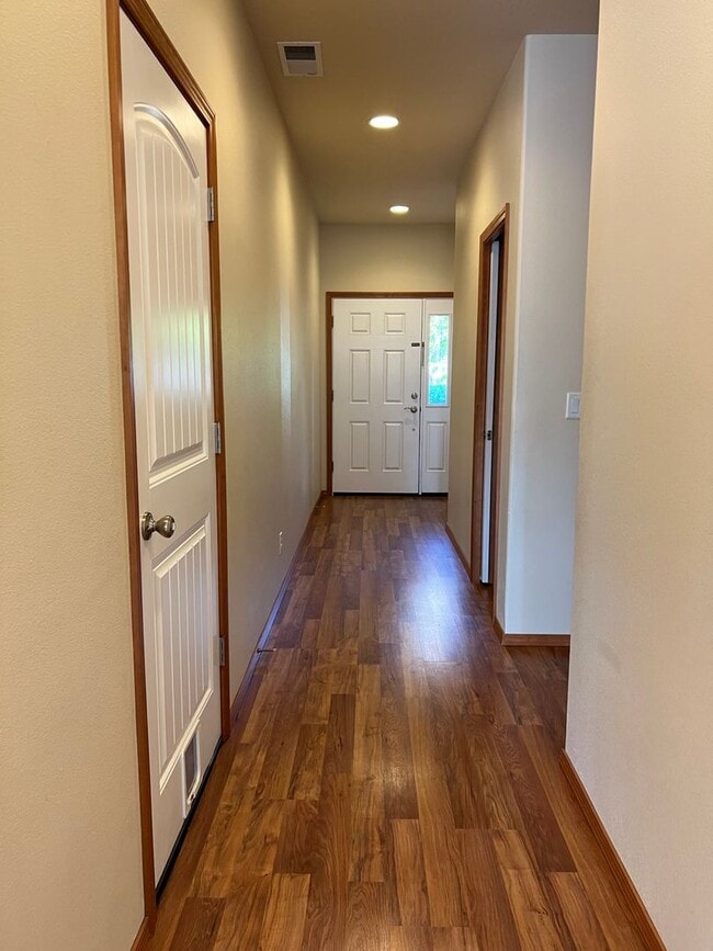 Building Photo - 417 SW Pemberly Loop