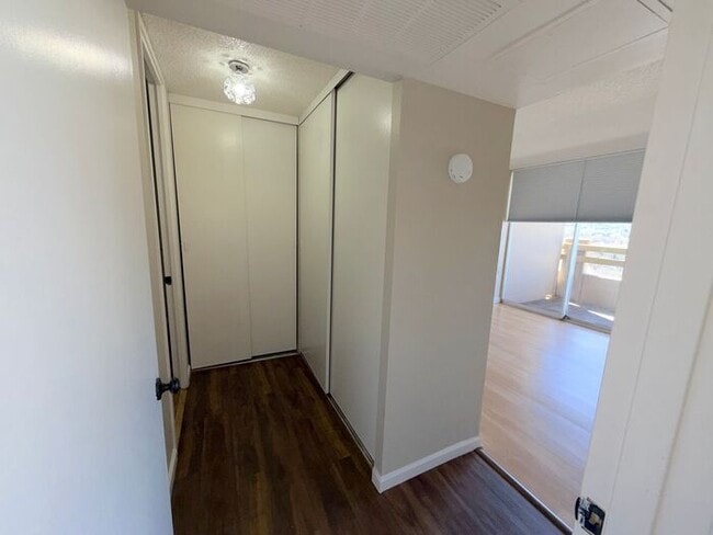 Building Photo - Reno Highrise Condo - Mountain & City Views