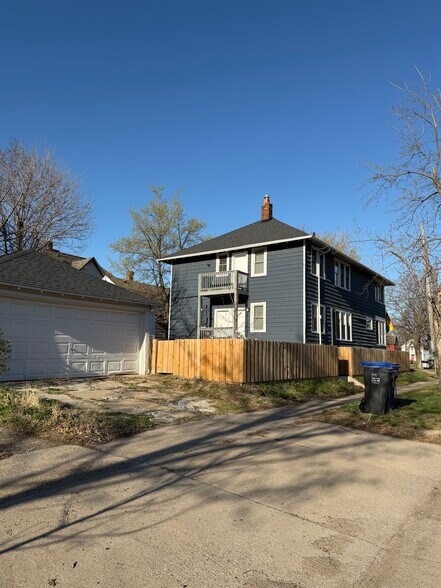Building Photo - 693 Western Ave N
