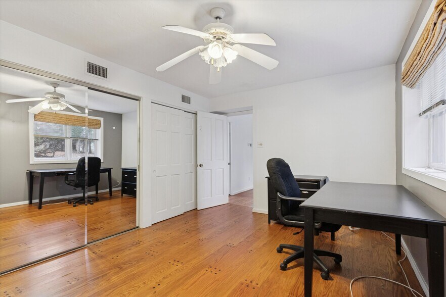 Building Photo - 134 Yew Rd