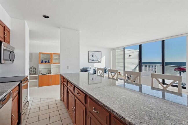 Building Photo - 259 Dune Rd