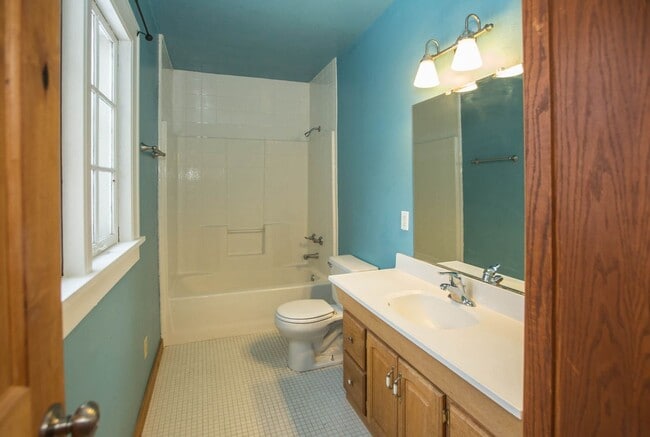 Building Photo - 4 bed/ 3 bath University Rental House ($3,...