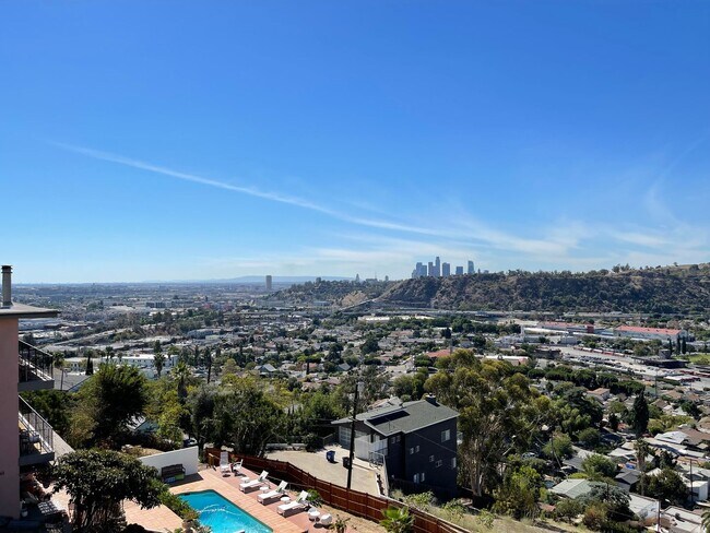 Building Photo - Gorgeous 5 Bed House - Amazing View!