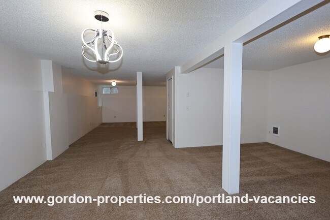 Building Photo - SE 15th Ave - remodeled 3 bedroom duplex w...