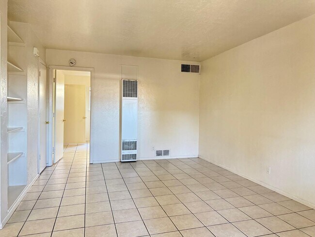 Building Photo - 206 Princeton Dr SE