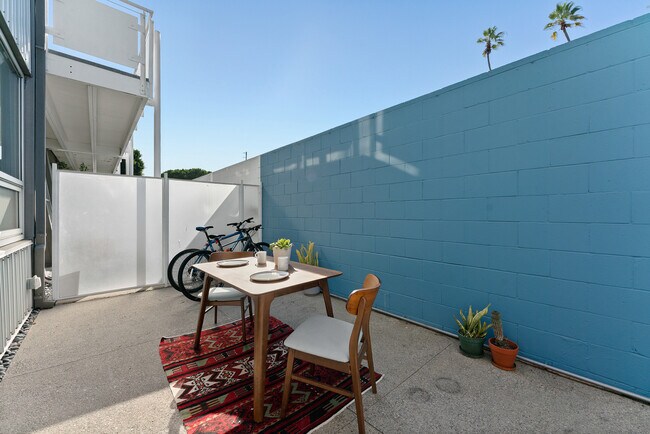 Building Photo - 615 Hampton Dr