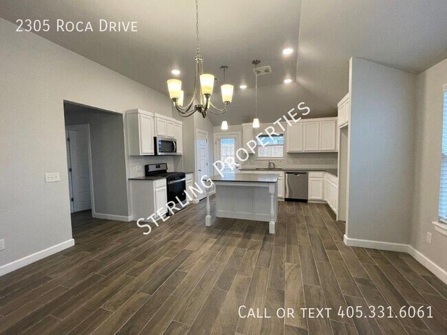 Building Photo - 2305 Roca Dr