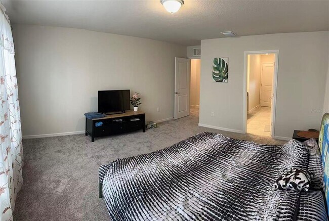 Building Photo - 2102 Charming Ave