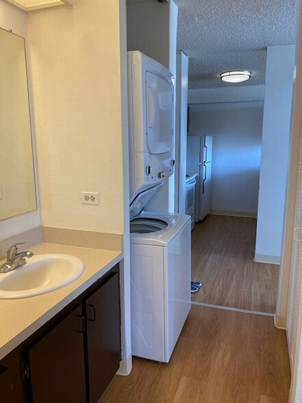 Hallway to bathroom - 98-500 Koauka Loop