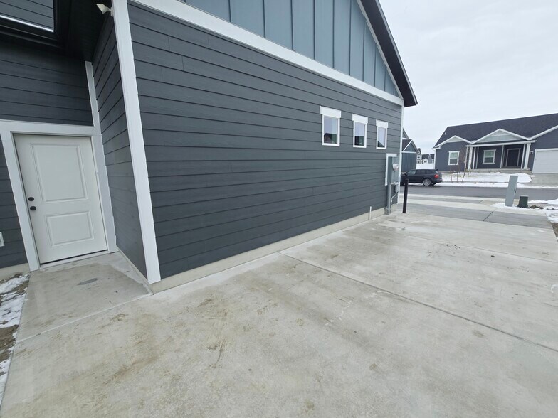 Private entrance + off street parking for 2 vehicles - 895 E Antelope Dr
