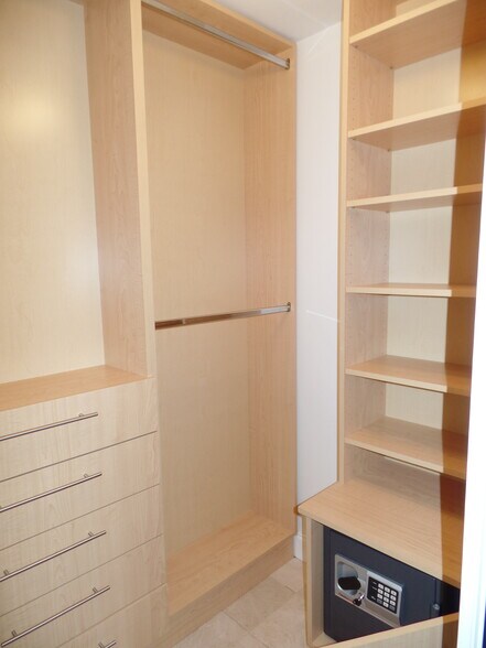 Building Photo - 2881 N Oakland Forest Dr