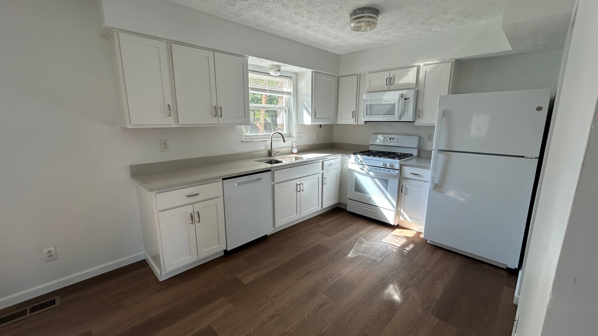 Building Photo - 4765 Drayton Rd