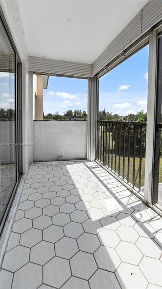 Building Photo - 4158 Inverrary Dr