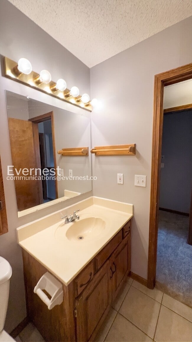Building Photo - 3 Bed/1.5 Bath Home with Fenced Yard & Garage / Pet-Friendly / Vouchers Accepted / Available Now!