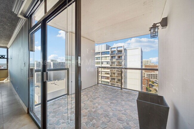 Building Photo - 410 W 7th St