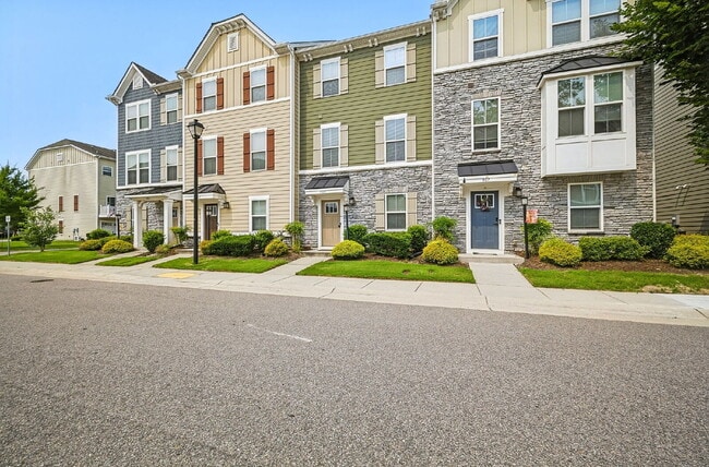 Building Photo - Luxurious 3-bedroom 2.5 bath townhome with Garage in Chesapeake