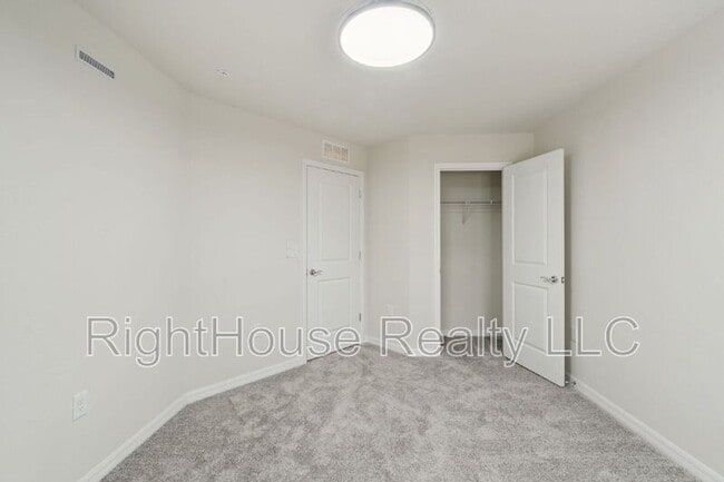 Building Photo - 3082 Emerald Acrs Ln