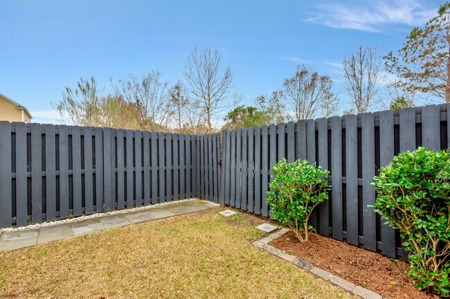 Building Photo - Immaculate Townhome in Dunes West