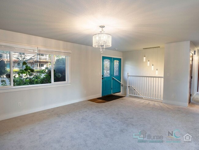 Building Photo - Charming Seaside Home.. Spacious 3 bedroom, 2 bathrooms!!!