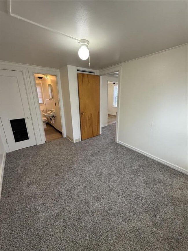 Building Photo - l518