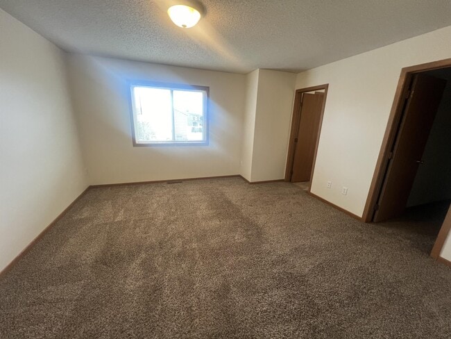 Building Photo - 4202 Estate Dr S