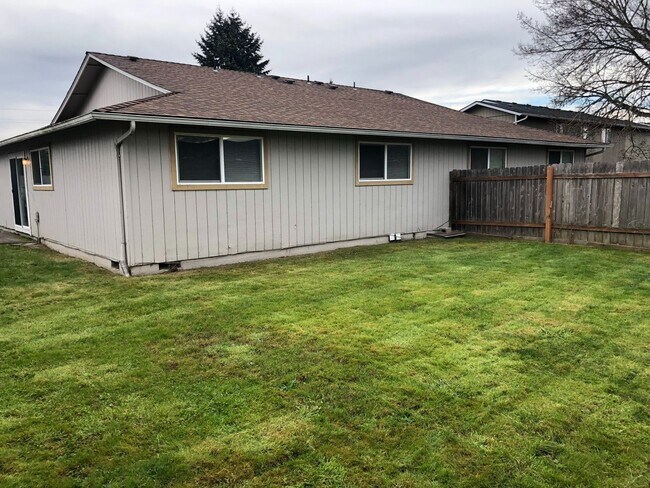 Building Photo - Three Bedroom Duplex in South East Salem