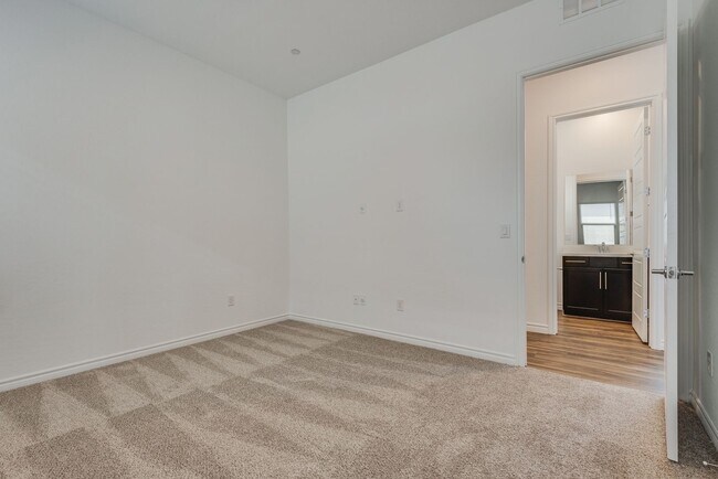 Building Photo - 12608 Heritage Hts Dr