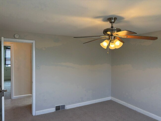 Building Photo - Well Maintained Brick Rowhome in Spring Mill Section of Clifton Heights Is Now Available for Lease