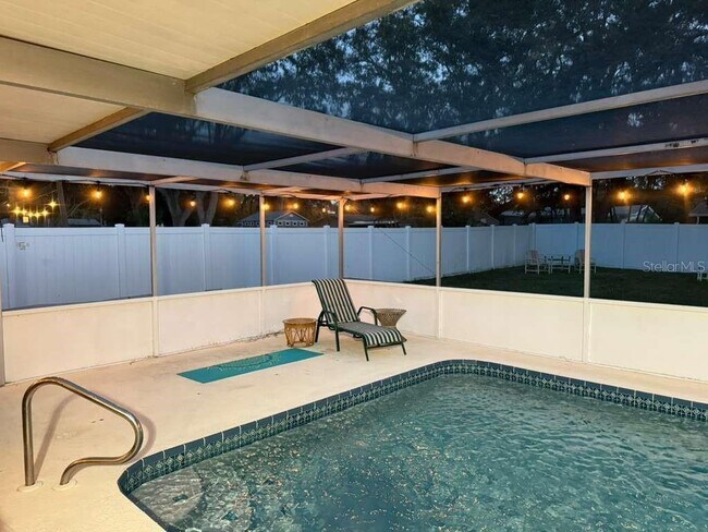 Building Photo - 2021 Valley Dr