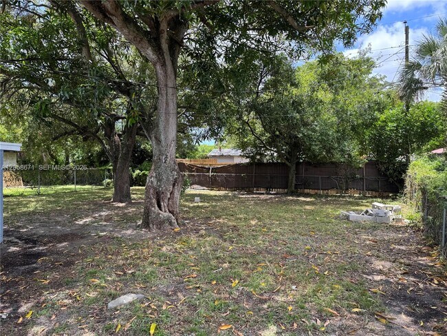 Building Photo - 2352 NW 13th Ct