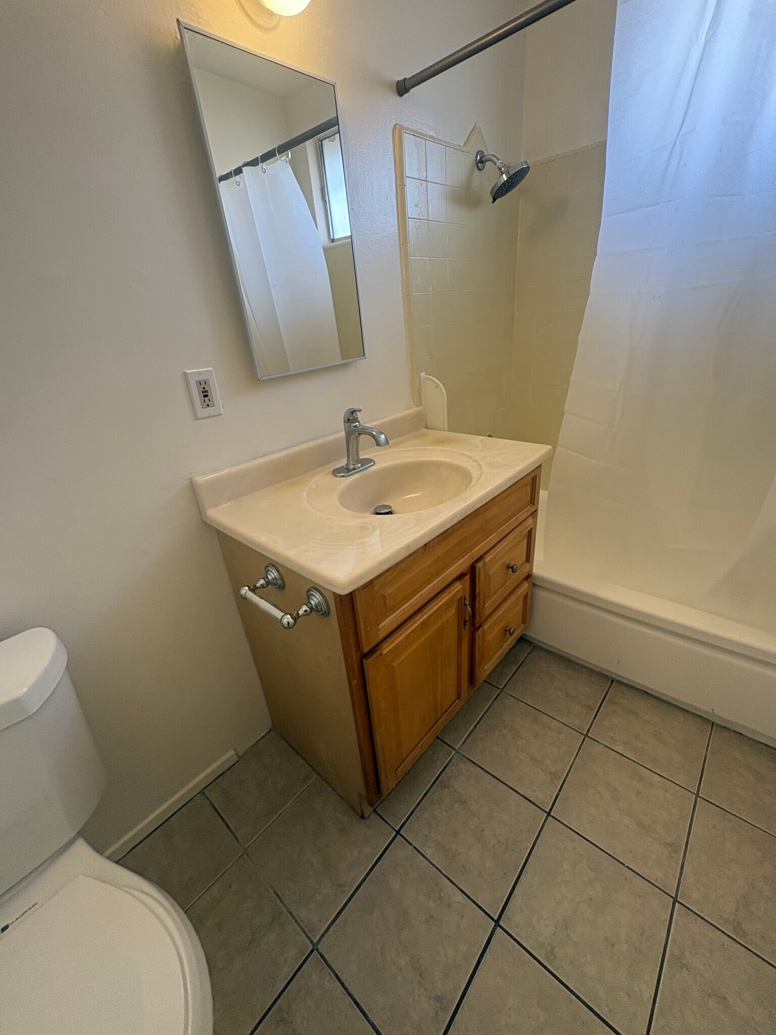 Building Photo - 533 Hyde Park Pl