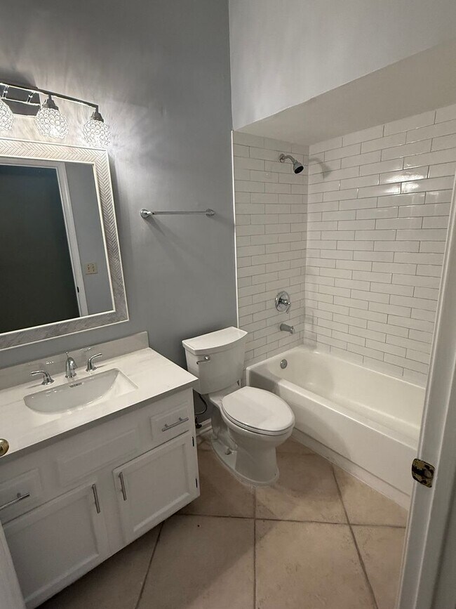 Building Photo - Great location