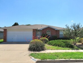 Building Photo - House Located Minutes From Park, School & Restaurants!