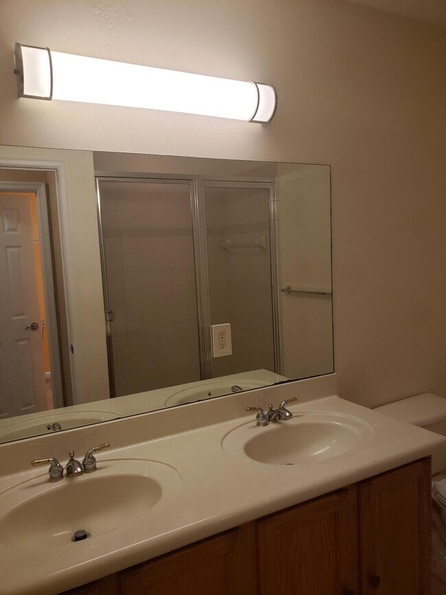Building Photo - 3027 N Evergreen Cir