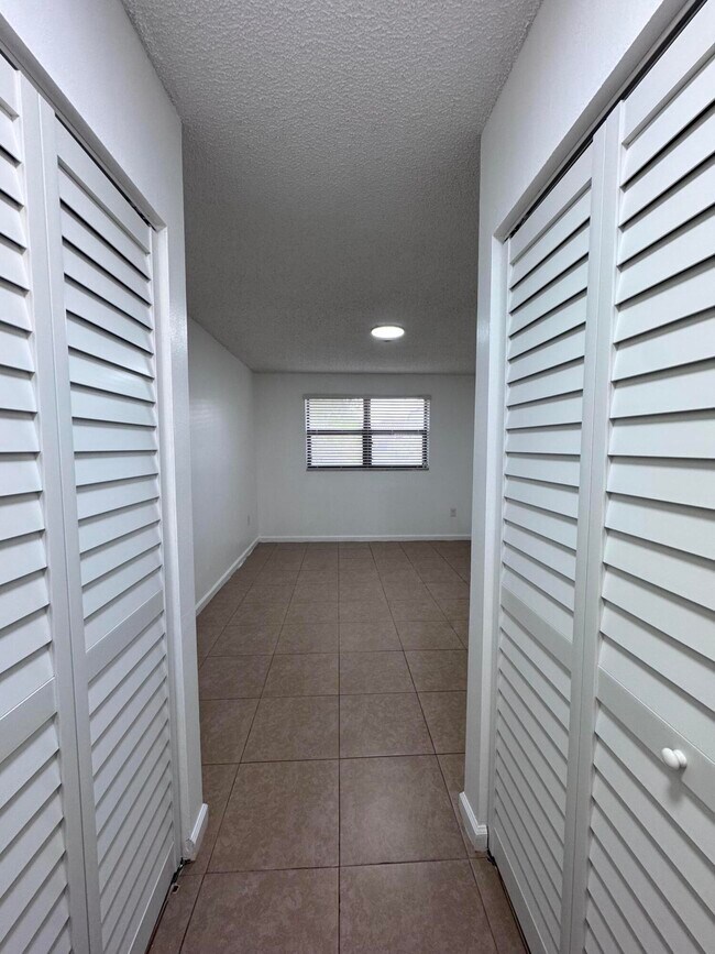 Building Photo - 9968 Nob Hill Ln